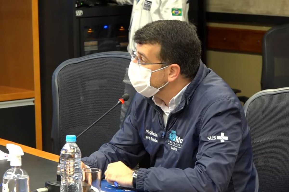 Vacina covid: prefeitura do Rio afirma que terceira dose para idosos seria de diferentes fabricantes