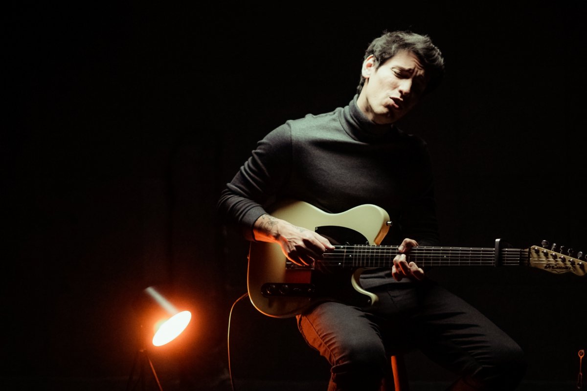 Cantor João Klein lança versão de “Sozinho” que foi eternizado na voz de Caetano Veloso 