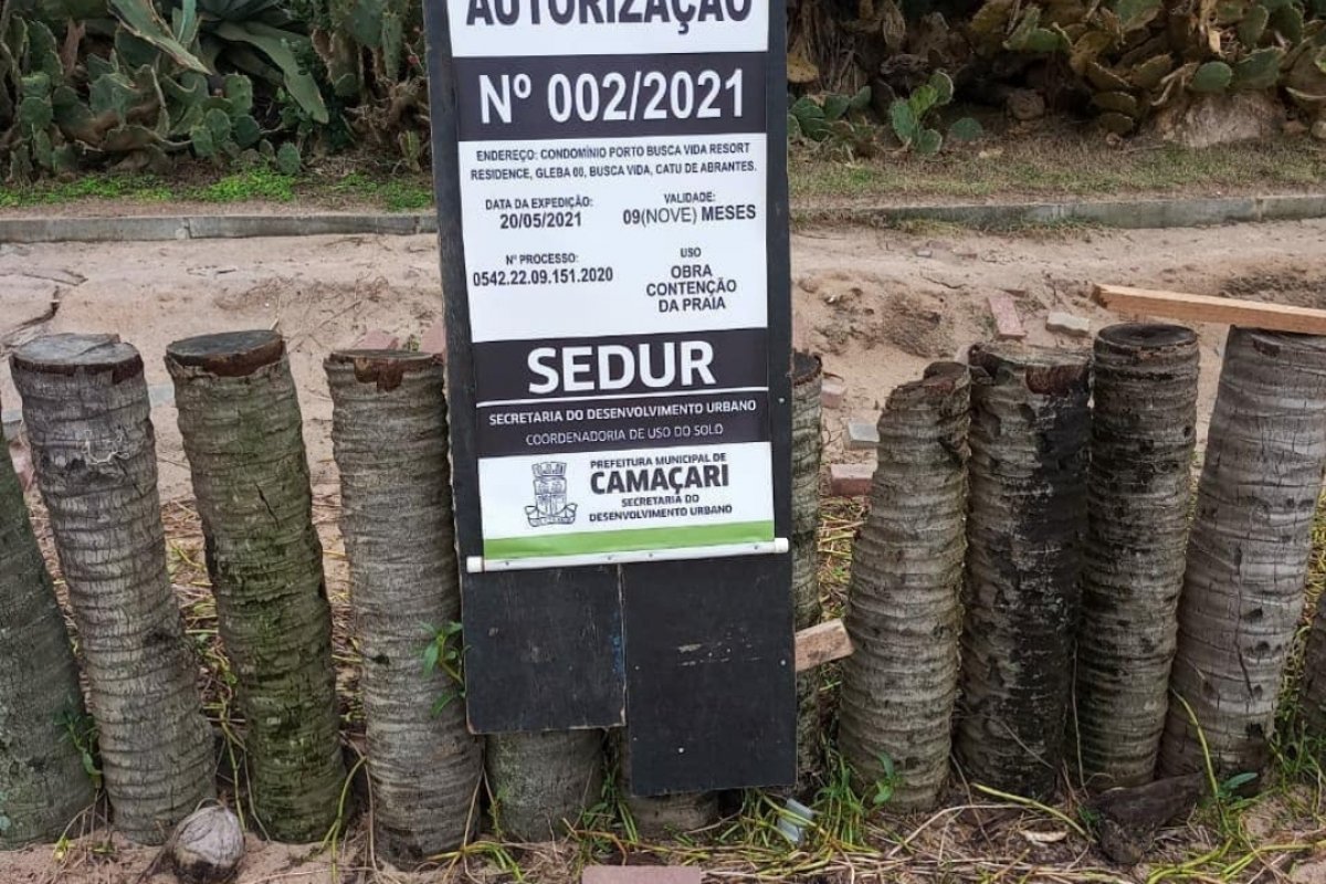 Moradores de Busca Vida, em Camaçari, denunciam construção de muro na praia 