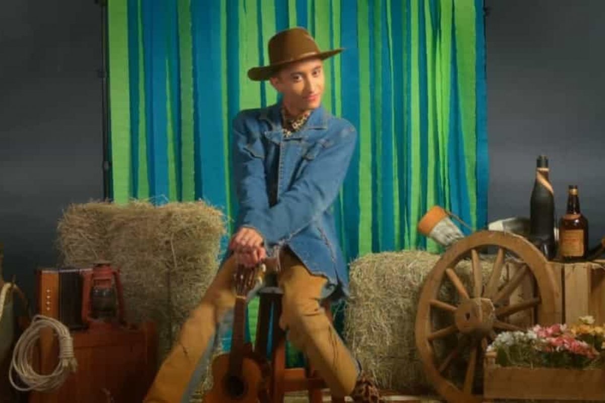 Filho de cantor famoso faz sucesso  com sertanejo gay e lança single