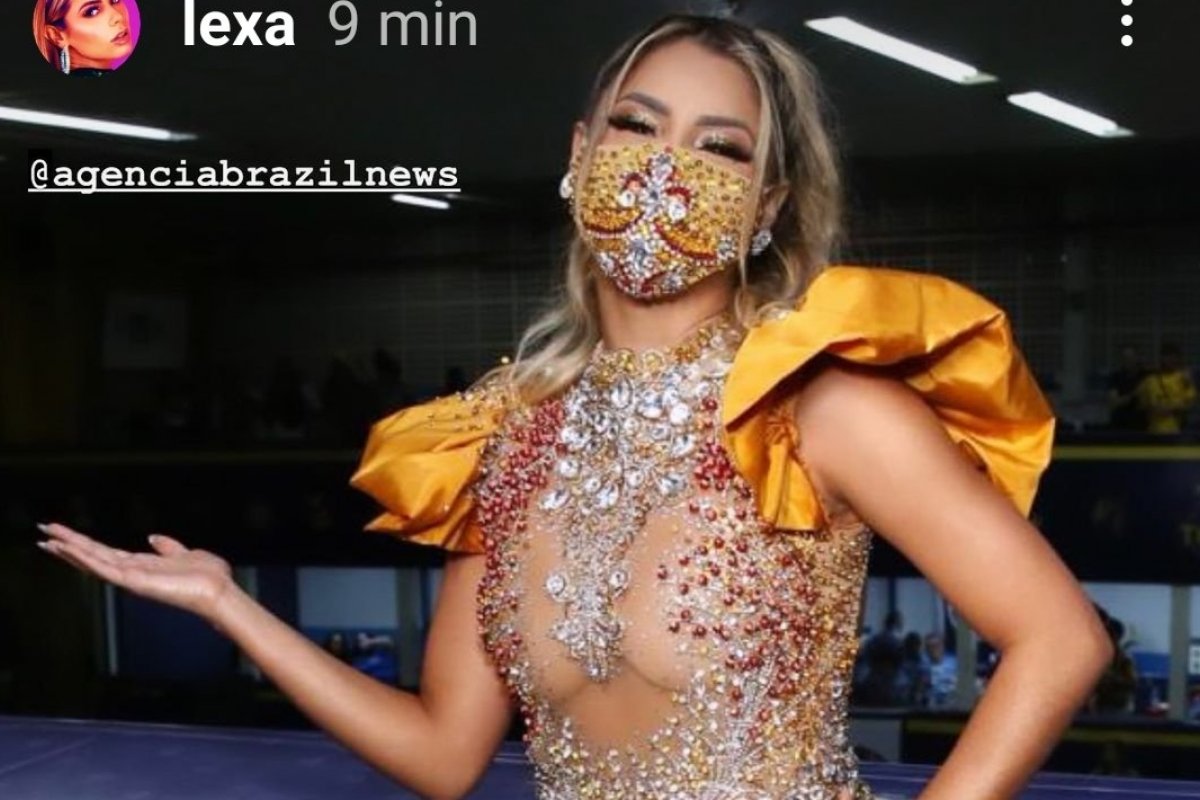 Lexa marca presença na Feijoada da escola de samba Unidos da Tijuca, da qual é Rainha de Bateria 