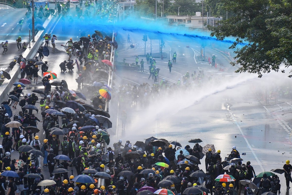 Em Hong Kong, polícia usa canhão de água e gás lacrimogêneo para dispersar manifestantes 