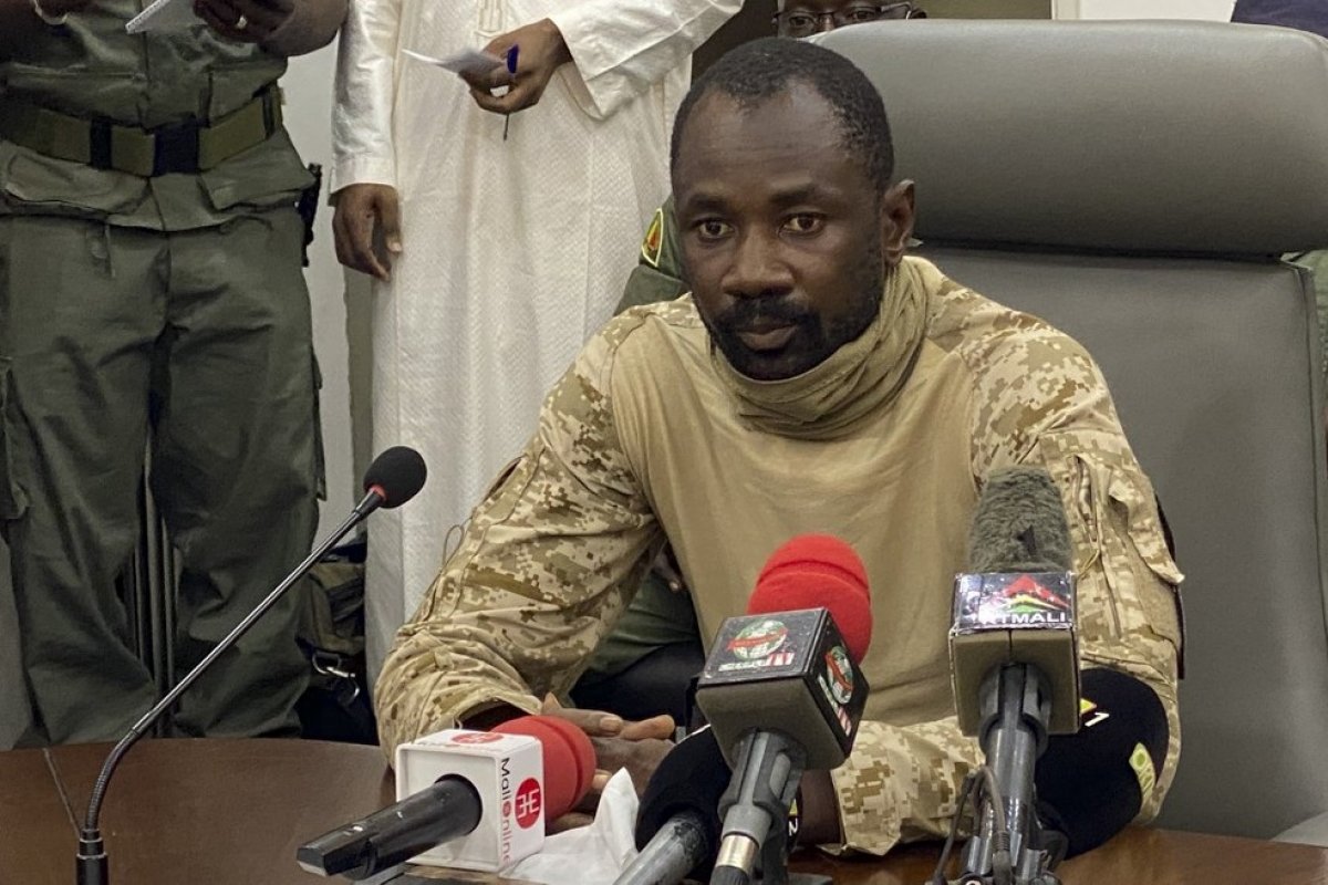 Presidente do Mali sofre tentativa de ataque com faca