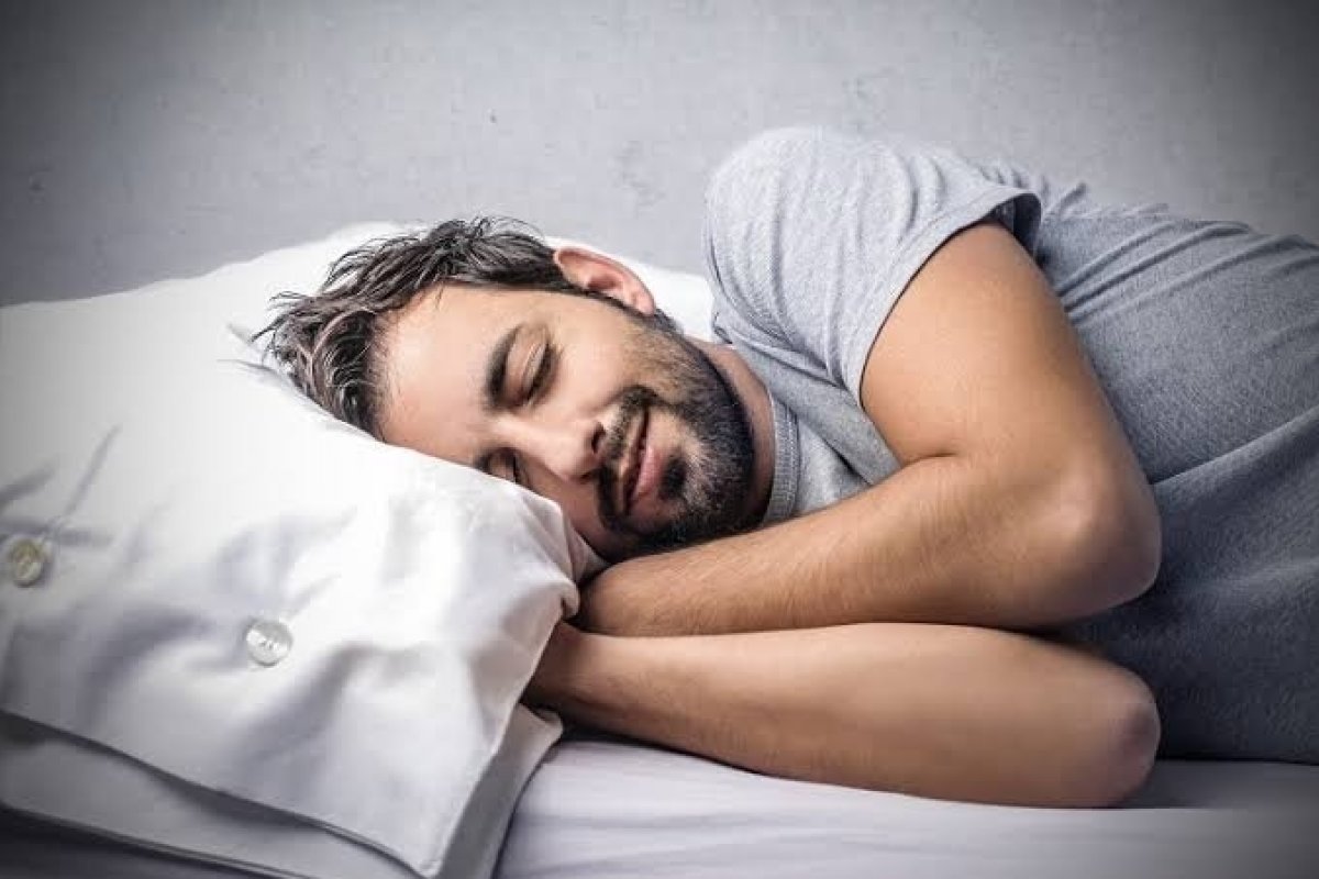 Dormir durante o dia reduz as chances de sofrer infarto e AVC, afirma estudo