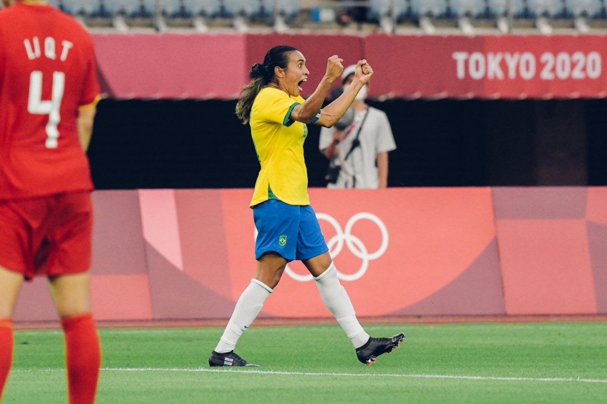 Seleção feminina de futebol goleia a China na estreia dos jogos de Tóquio