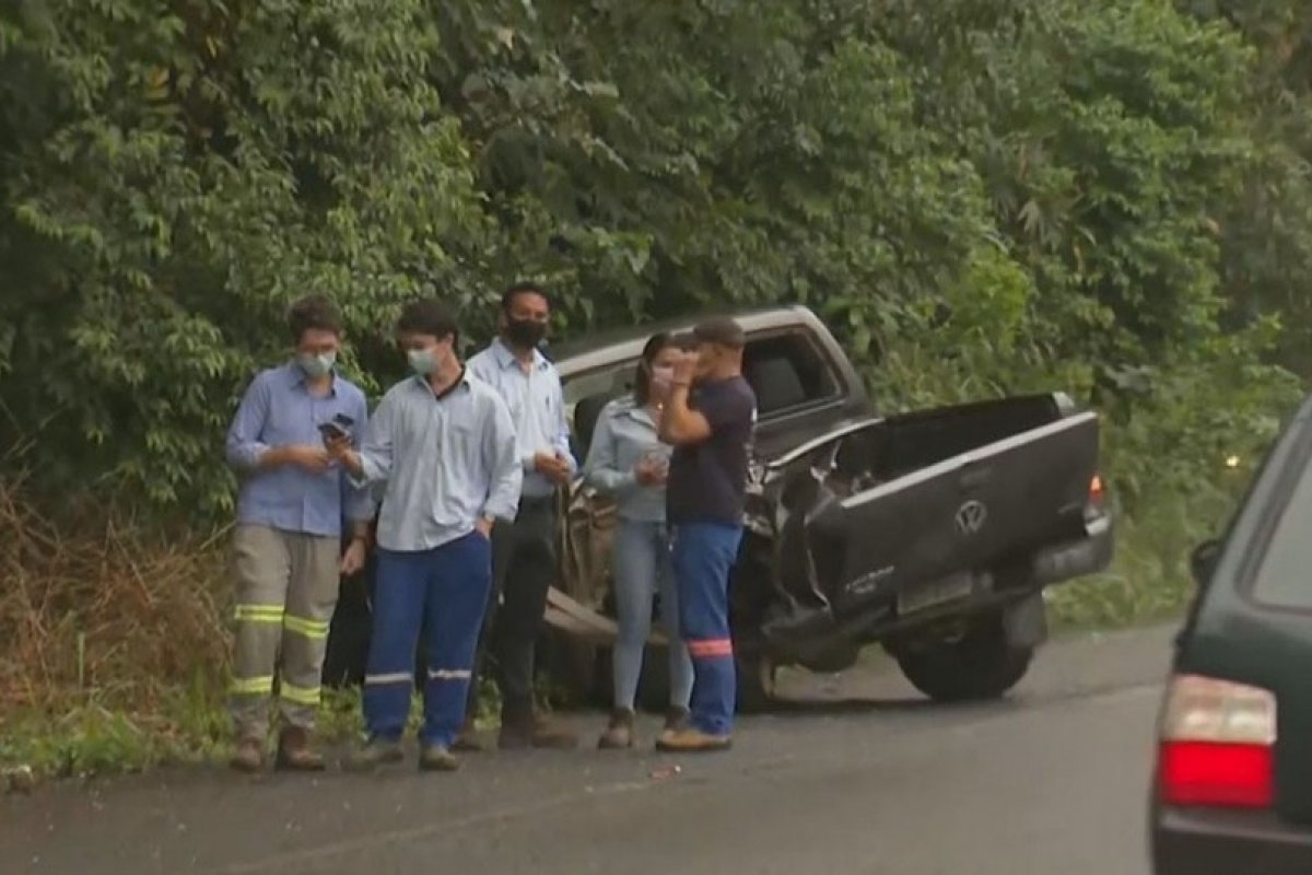 Acidente entre ônibus e caminhonete deixa trânsito lento na BR-415, sul da Bahia 