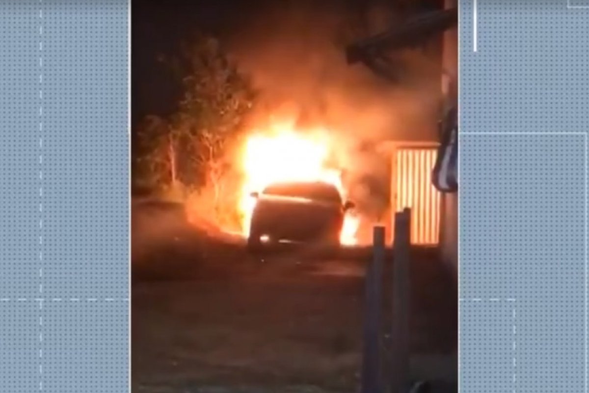 Carro  em Salvador é atingido por incêndio no bairro de Cajazeiras 11