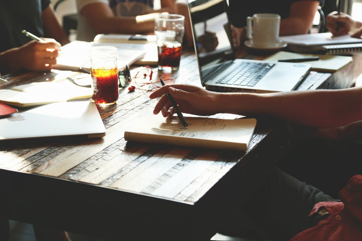 32% dos empresários brasileiros planejam realizar parcerias com startups e empreendedores 
