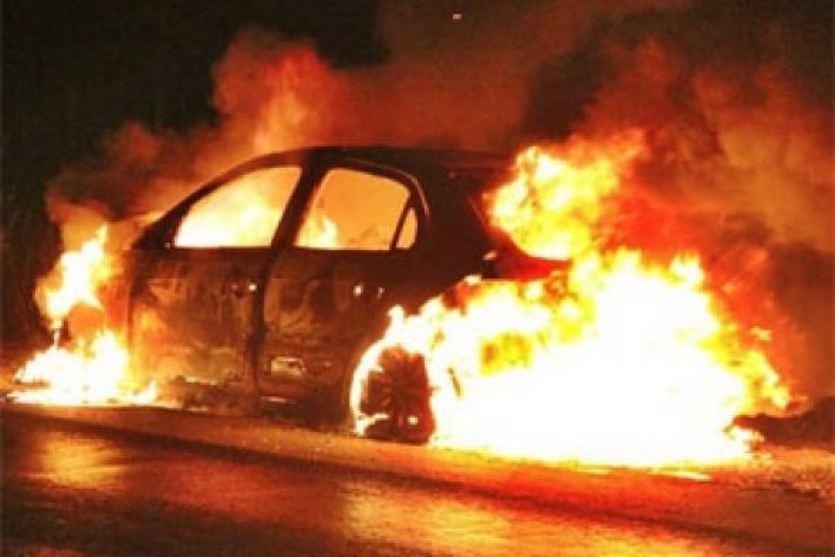 Corpo é encontrado nesta quarta-feira (21) em porta-malas de carro incendiado em Simões Filho 