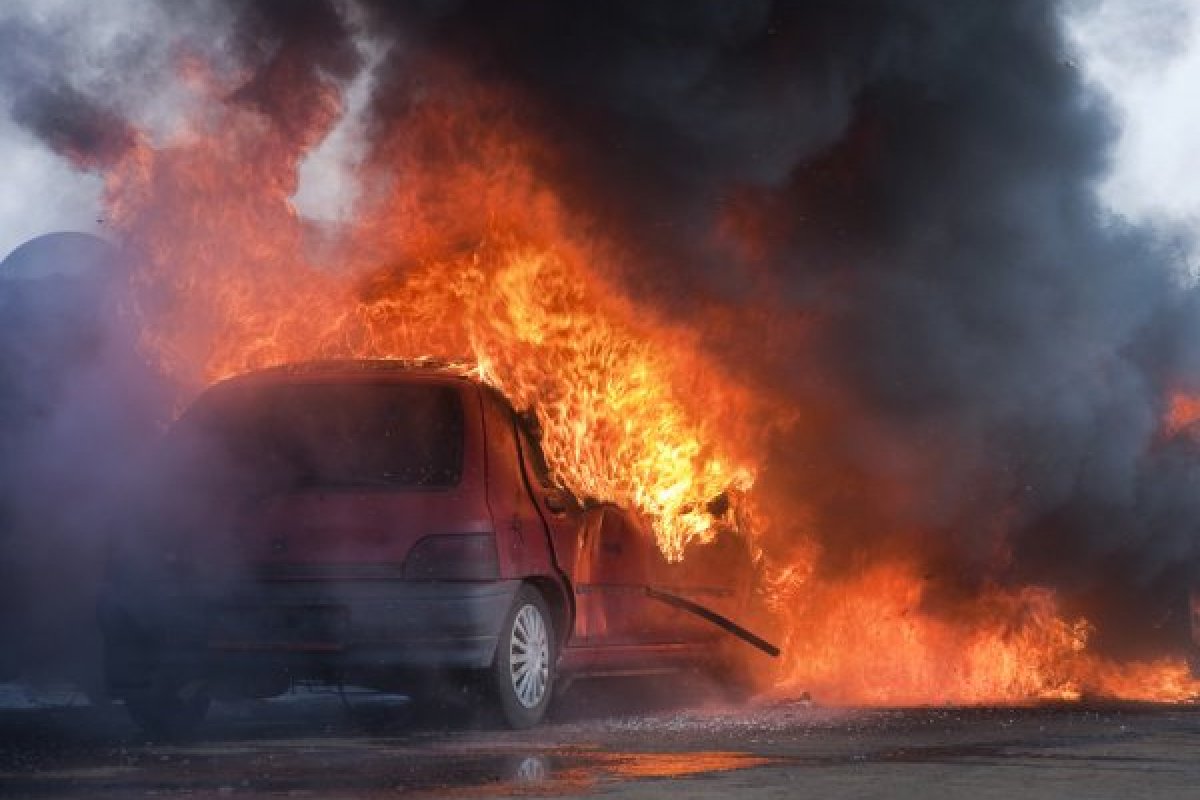 Polícia encontra corpo dentro de porta-malas de carro incendiado em Simões Filho