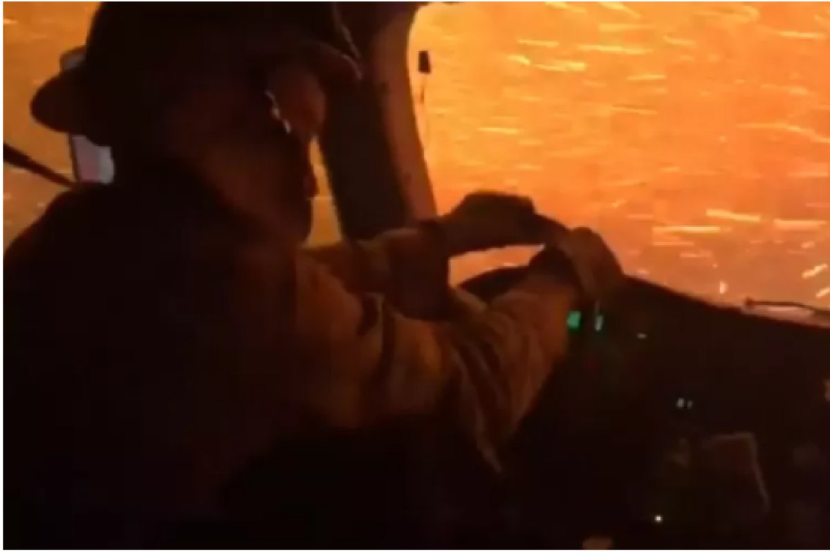 Vídeo: Caminhão de bombeiros fica preso durante um incêndio na Califórnia