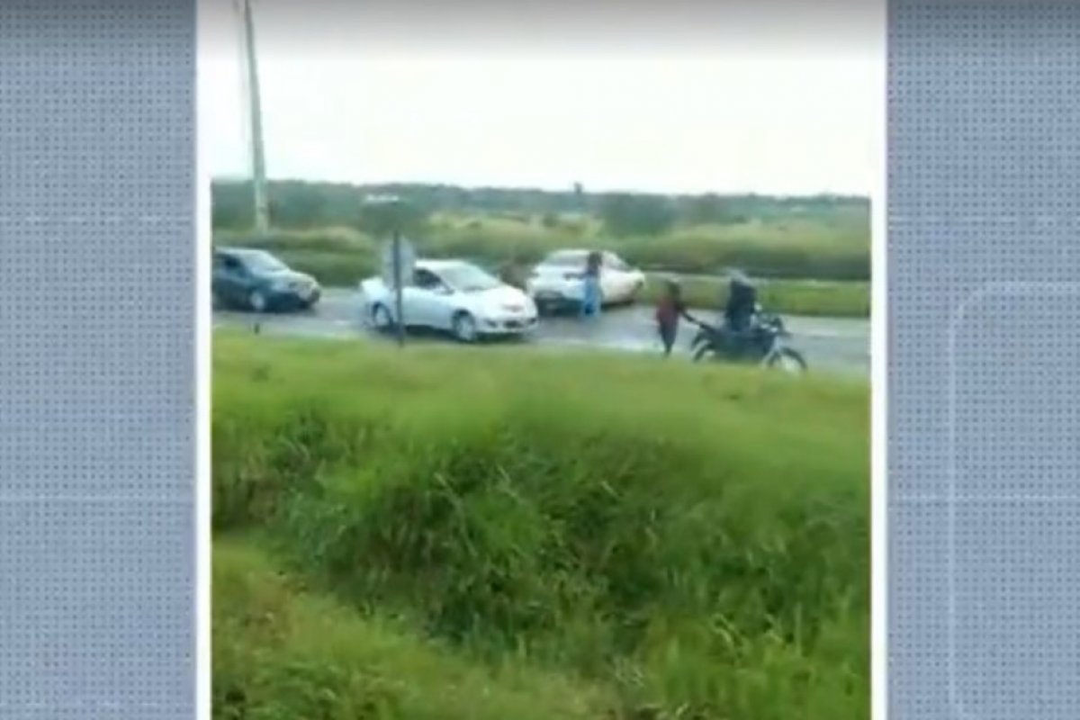 Derramamento de óleo provoca três acidentes envolvendo quatro veículos na BR-324 