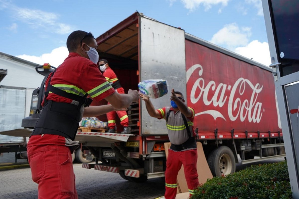 Solar Coca-Cola doa mais de 186 mil toneladas em alimentos e mais de um milhão de litros de água e sucos durante a pandemia