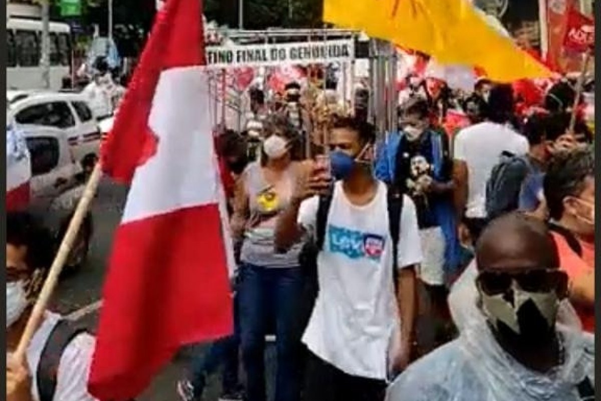 Manifestação contra Bolsonaro acontece no centro de Salvador neste sábado (24)