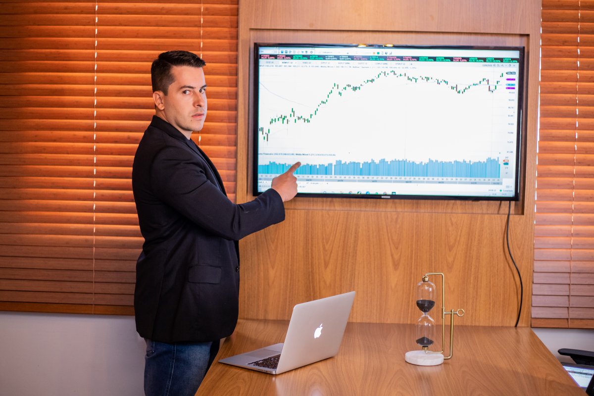 Consultor de investimentos prepara curso para empreendedores que buscam liberdade financeira   