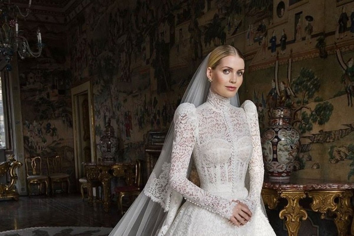 Usando um vestido Dolce&Gabanna, sobrinha da princesa Diana se casa com milionário sul-africano na Itália