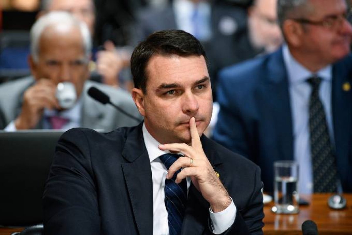 Flávio Bolsonaro teve dados fiscais acessados indevidamente pela Receita, aponta TCU