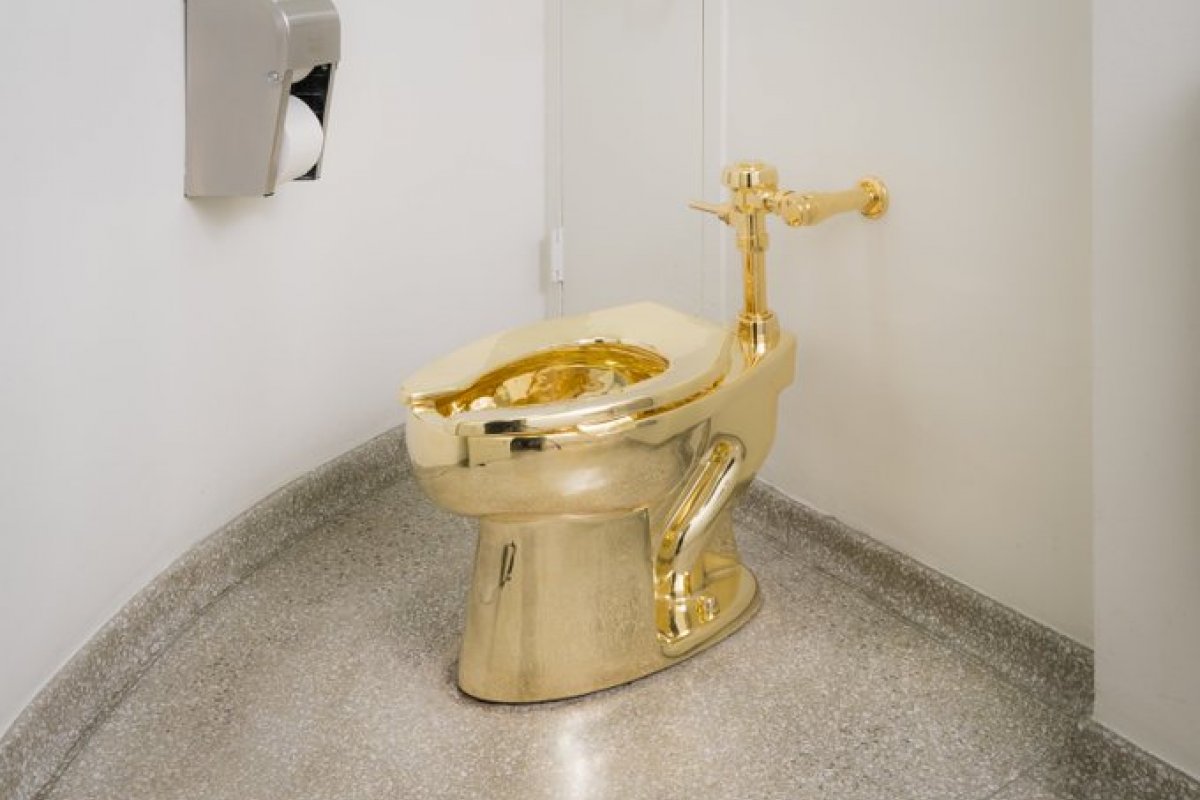 Privada de ouro de 18 quilates é roubada em palácio do Reino Unido