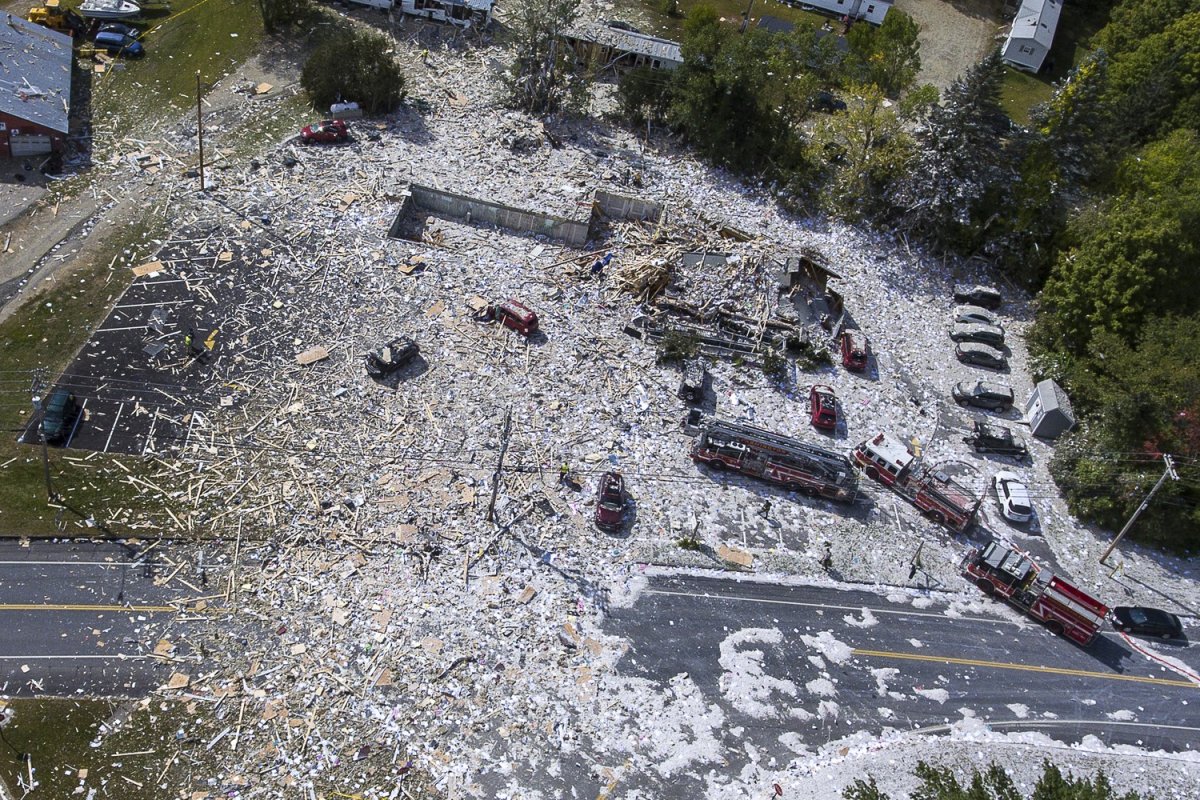 Explosão nos Estados Unidos mata bombeiro e destrói por completo edifício