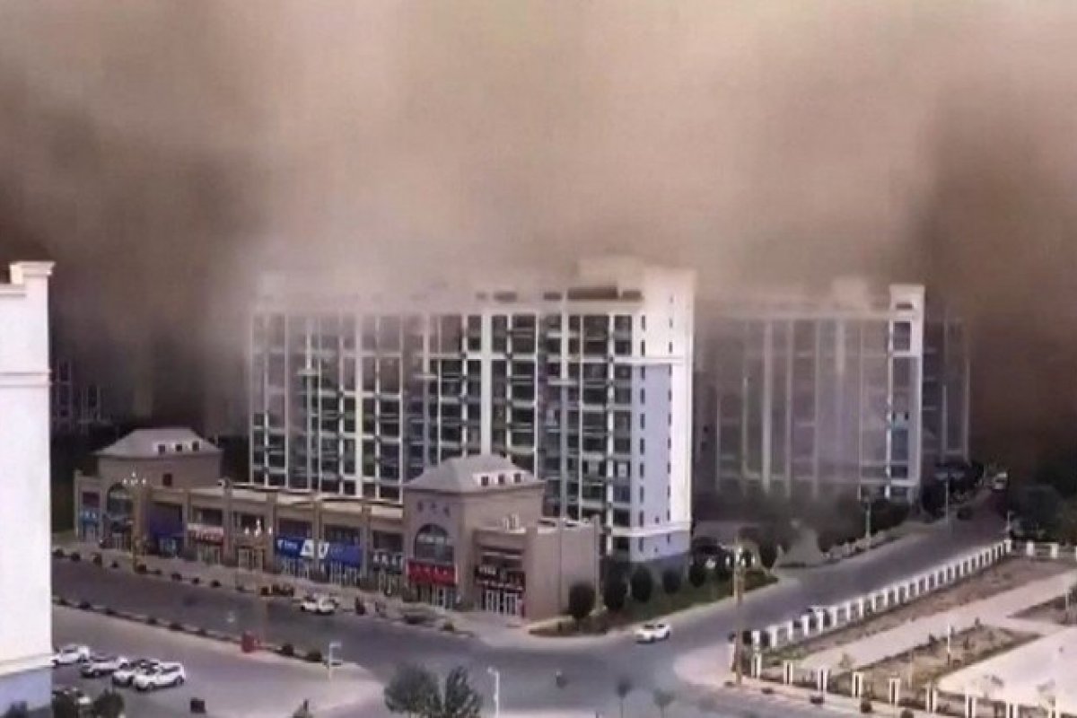 Tempestade de areia de 100 metros de altura atinge Dunhuang, na China