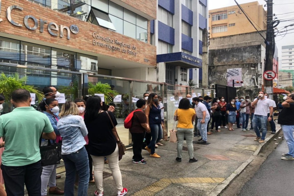 Servidores do Conselho de Enfermagem protestam em Salvador por reajuste salarial e acesso a plano de saúde 