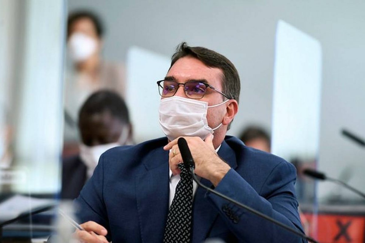 Flávio Bolsonaro se torna membro suplente da CPI da Covid-19
