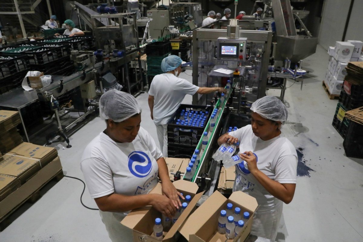 Confiança da indústria atinge maior patamar desde janeiro, diz FGV