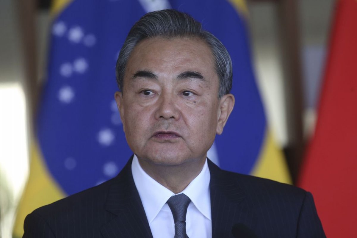 Ministro de relações exteriores da China recebe líderes do Taleban
