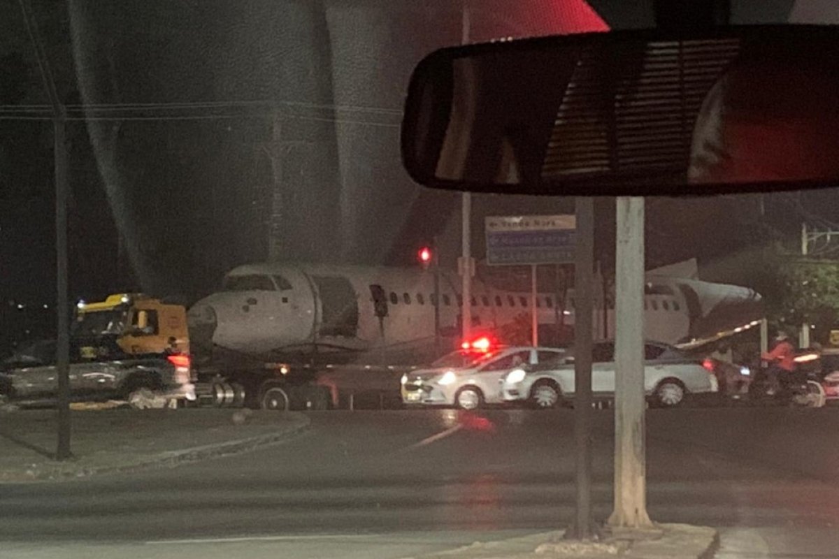 Avião é transportado para galpão e surpreende motoristas em avenida de BH