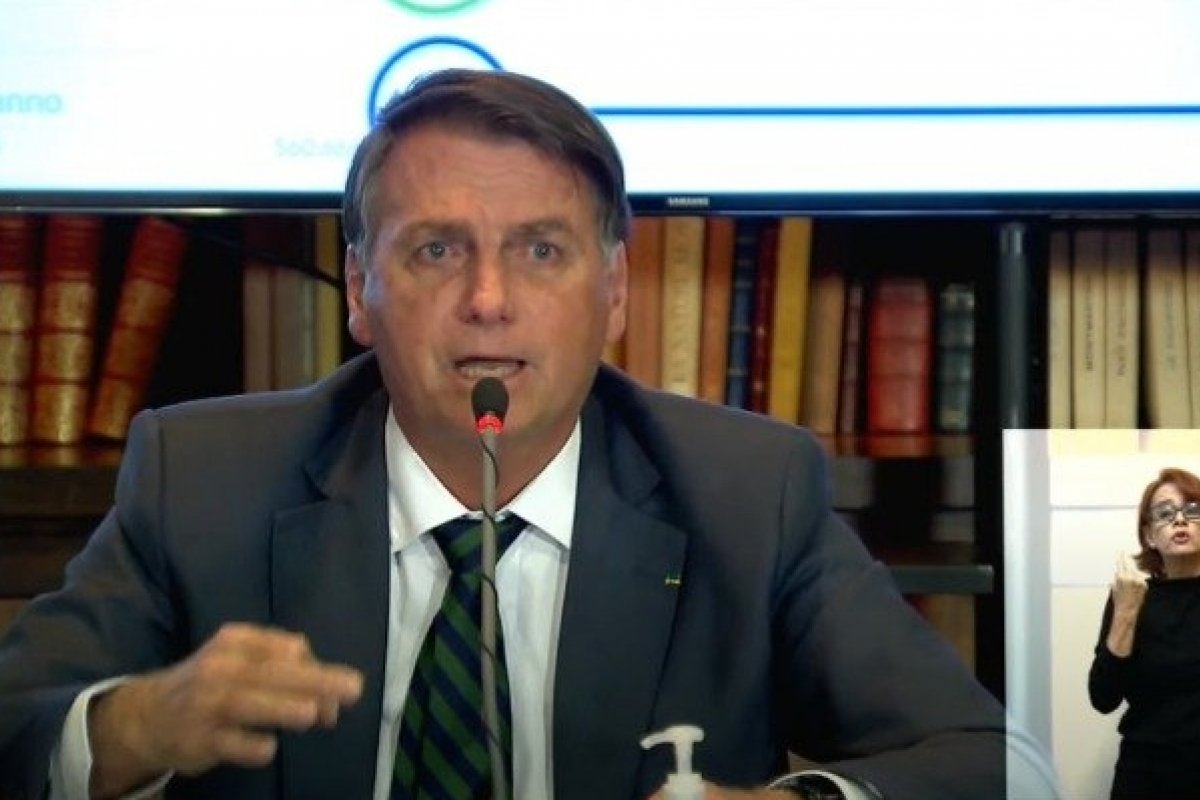 "Tenho vergonha da pessoa que processa alguém por ter levantado uma faixa pedindo o AI-5", diz Bolsonaro 