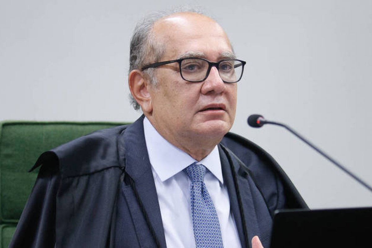 "Vamos voltar ao voto manual que nos trouxe muitos problemas", ironiza Gilmar Mendes