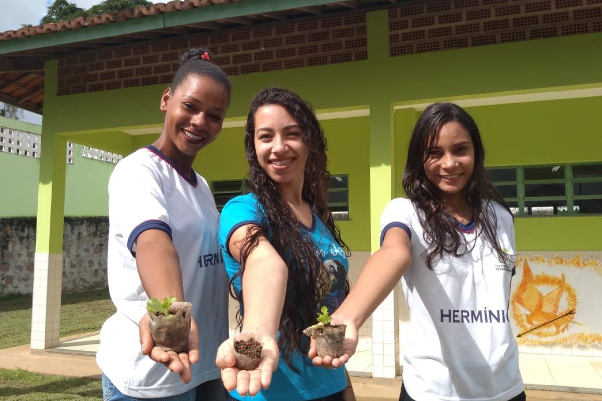 Estudantes de Valença produzem copos biodegradáveis  com a casca do aipim e o coração da banana