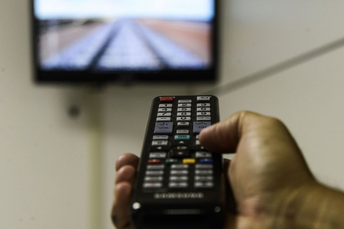 Televisão em volume alto pode ser um indicativo de perda auditiva
