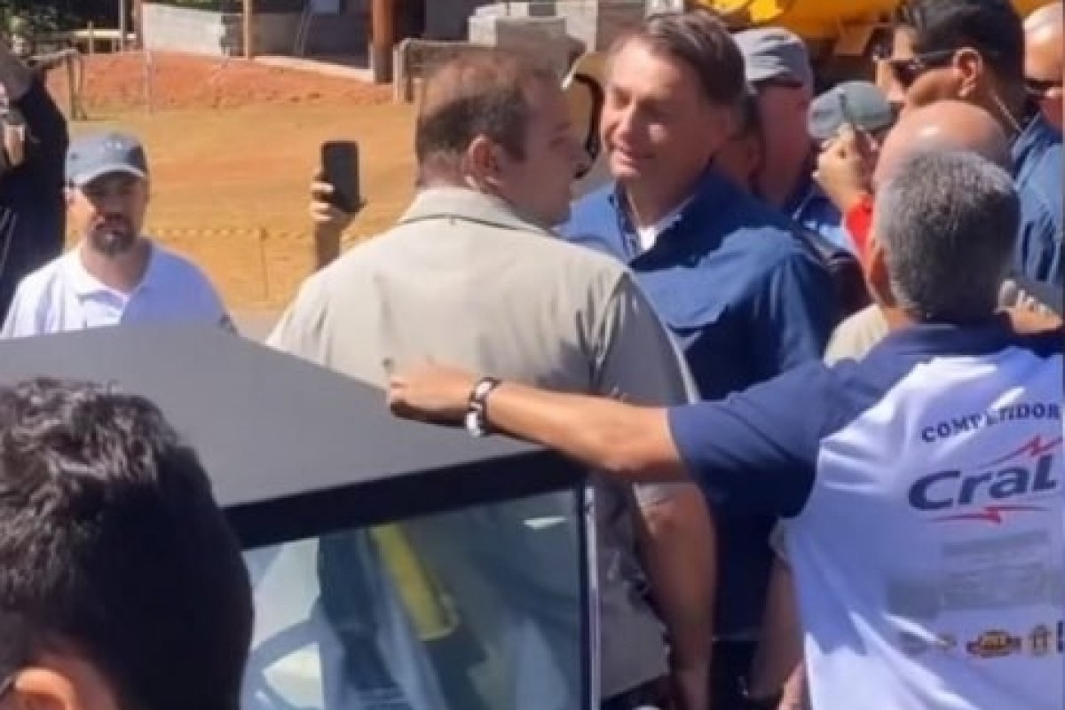 Bolsonaro e Michelle participaram de evento de carros antigos em Brasília
