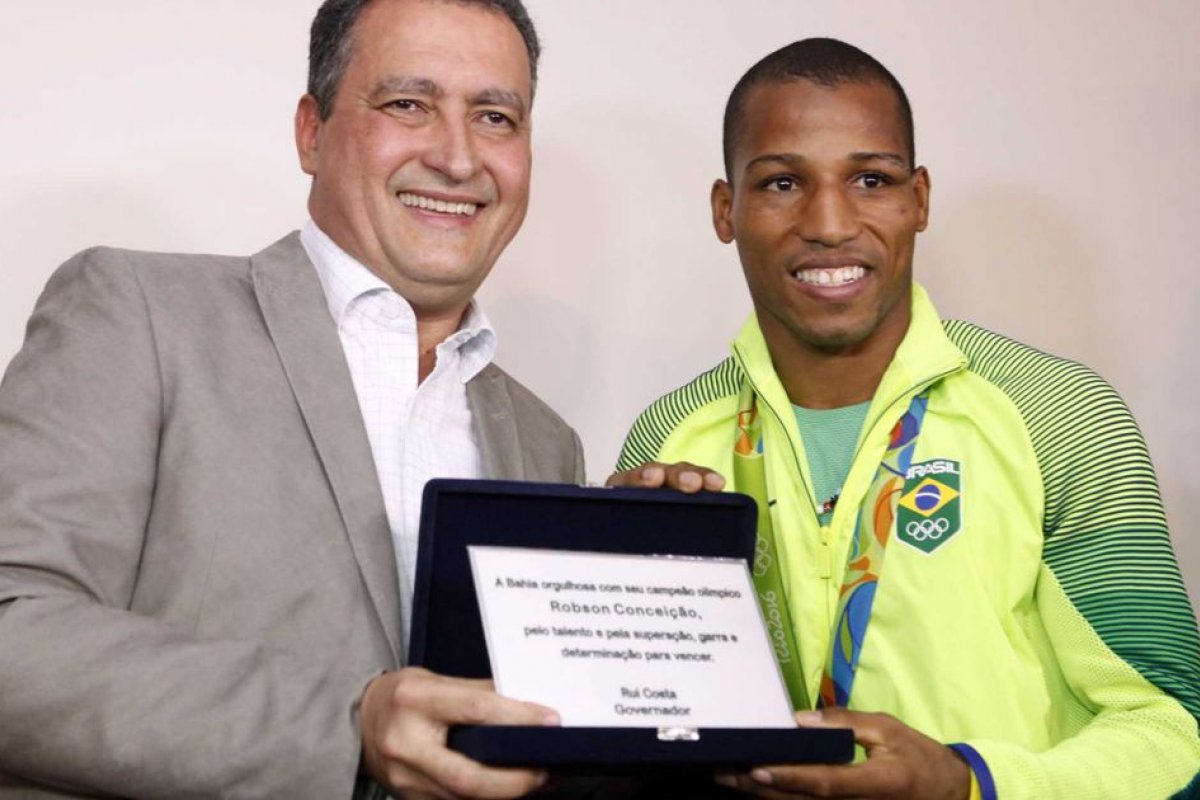 Campeão rebate o Governador