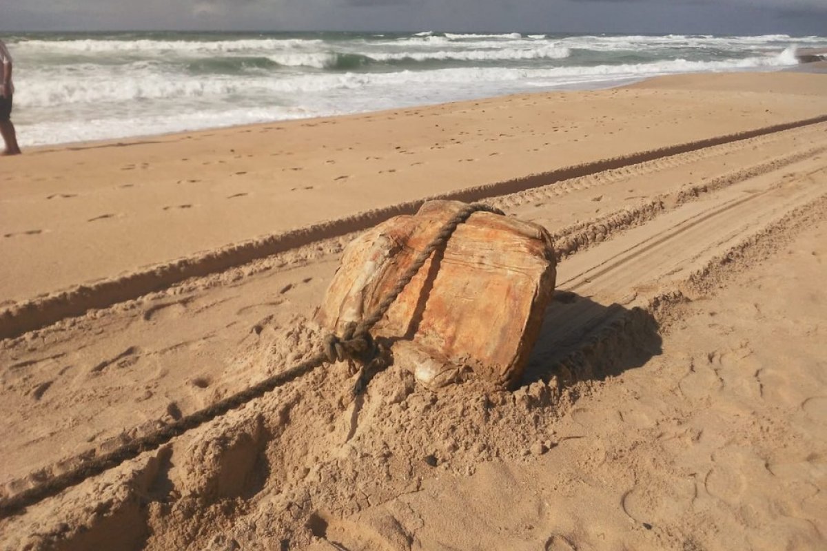 Caixas 'misteriosas' reapareceram na Praia do Flamengo, em Salvador
