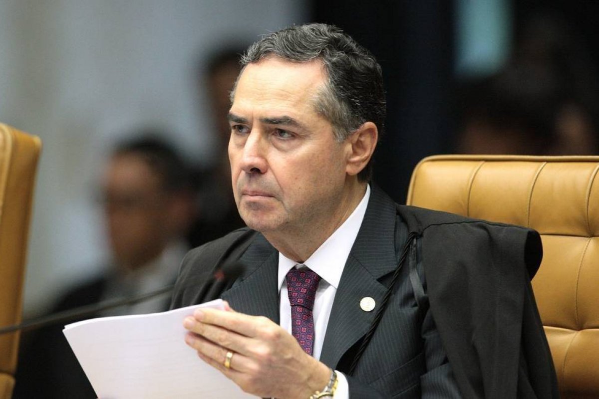 "Retardatários que gostariam de voltar ao passado", diz Barroso em resposta à Bolsonaro