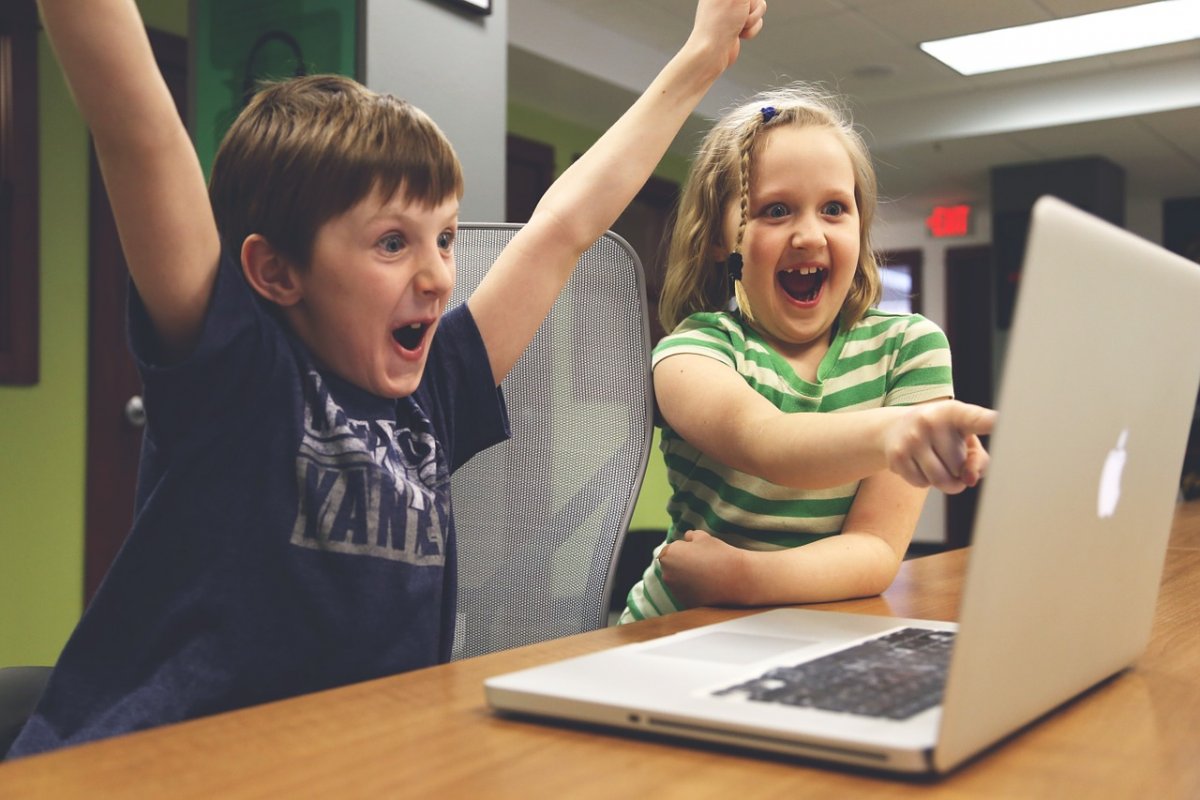 Mais de 24,3 milhões de crianças e adolescentes usam internet no Brasil