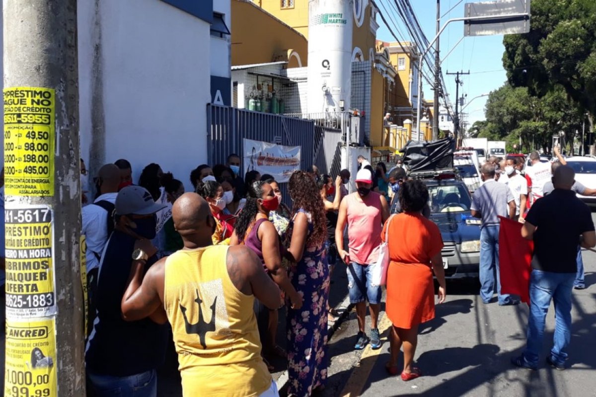 Trabalhadores demitidos de hospital em Salvador realizam protesto por falta de pagamento de rescisão 