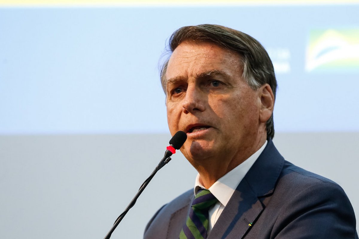 Bolsonaro diz que "briga" é com Barroso e volta a atacar presidente do TSE