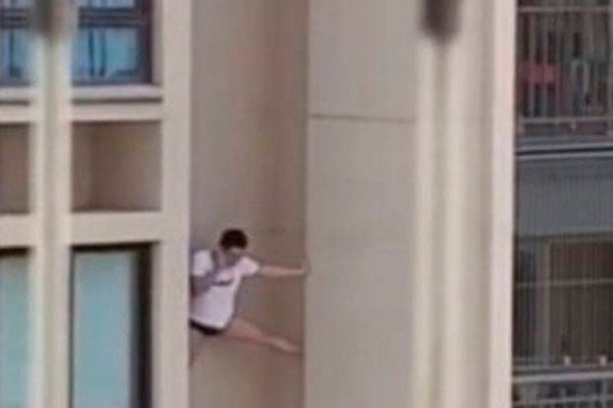 Homem cai de prédio na China após fugir de casa da amante 