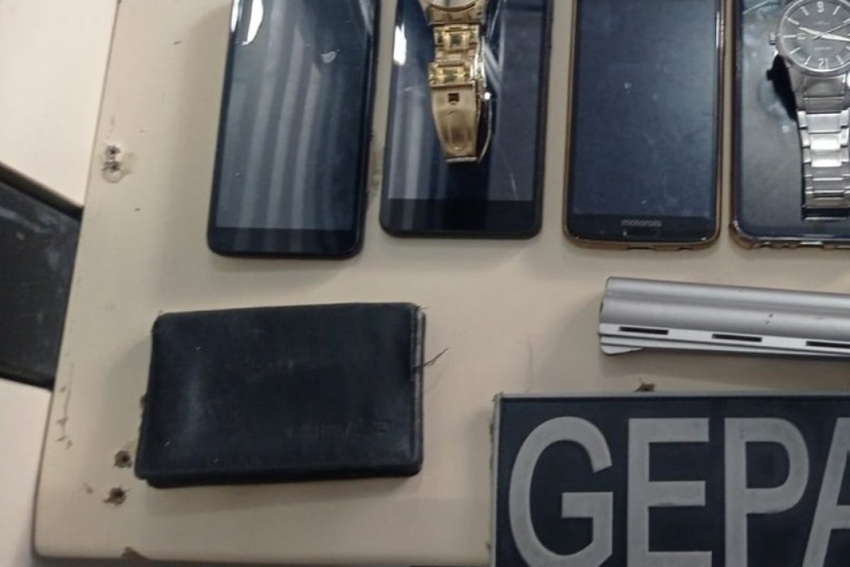 Preso homem após assaltar ônibus com revólver falso em Salvador