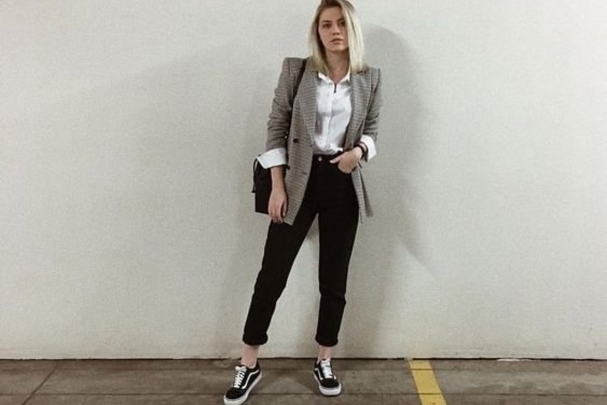 Como usar tênis nos looks de trabalho 