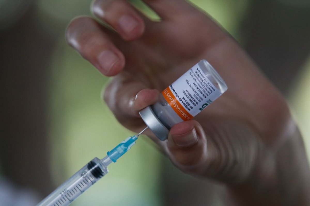 Anvisa aprova novo frasco da Coronavac para evitar desperdício