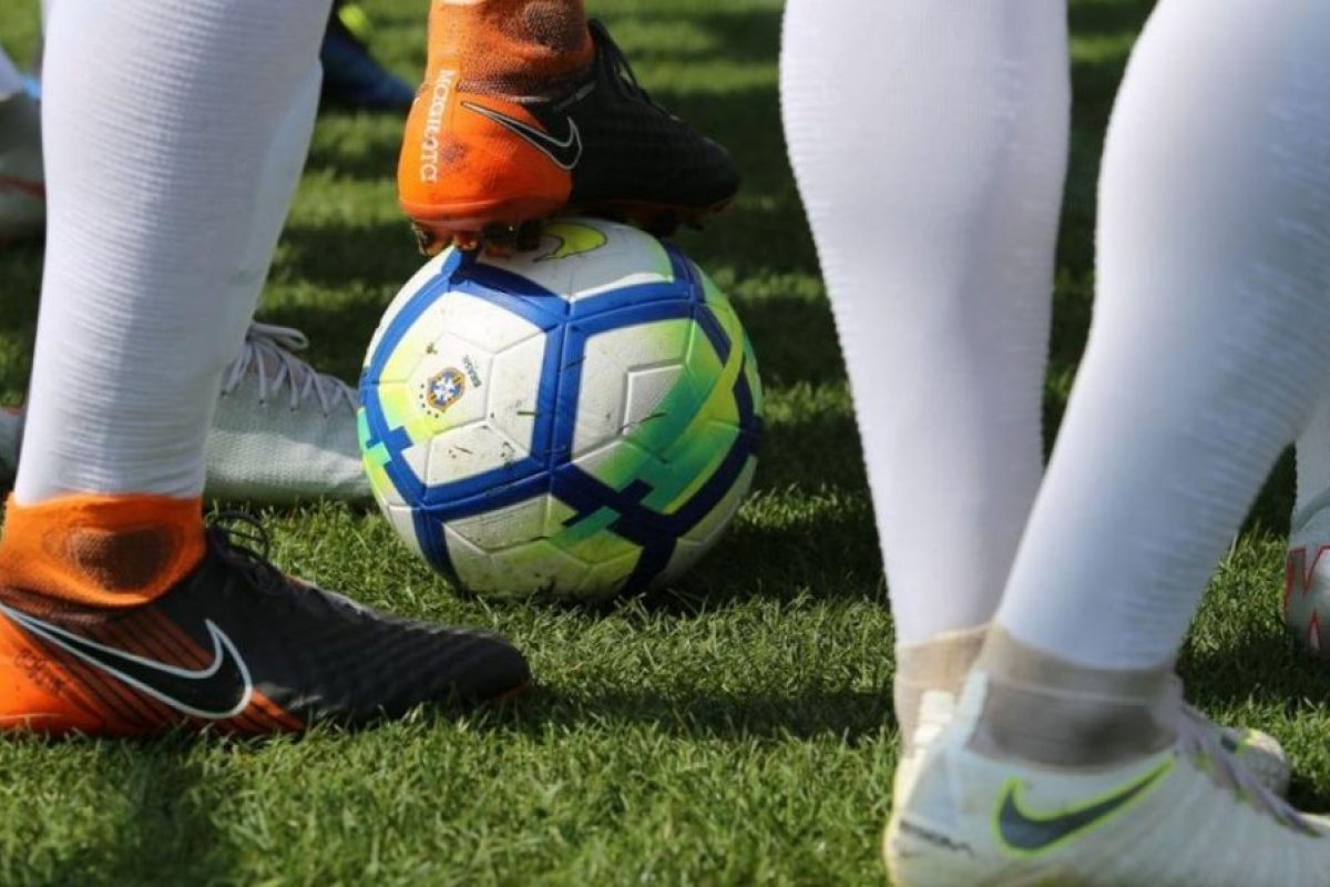 Bolsonaro sanciona lei que regulamenta conversão de times de futebol em empresas