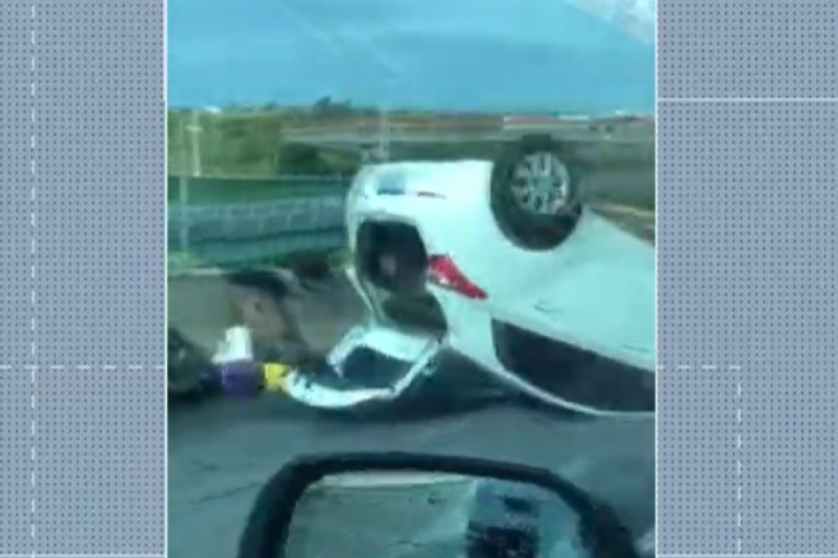 Carro capota na Avenida Carybé, em Salvador 
