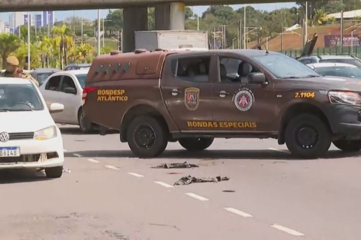 Dois homens são baleados durante perseguição na Avenida Paralela