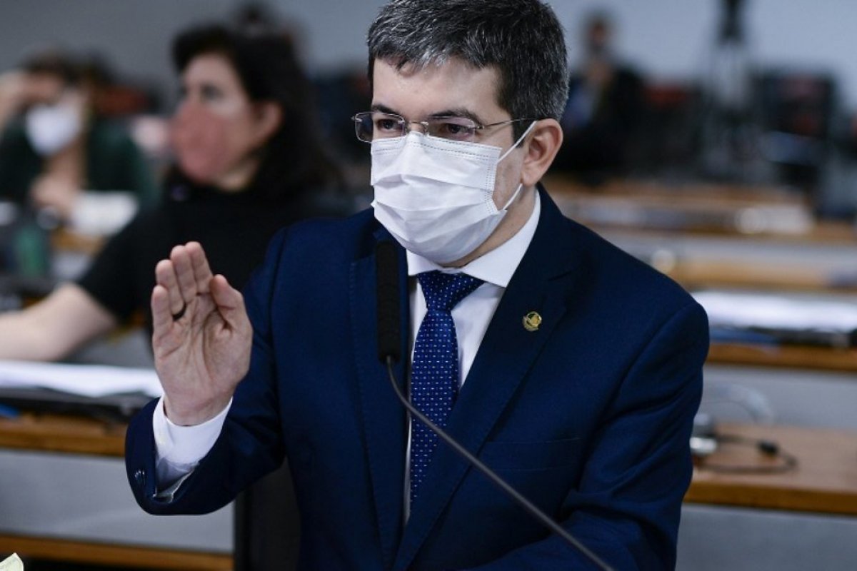 Randolfe critica Bolsonaro por desfile: "Crime que falta para lhe colocarmos na cadeia"