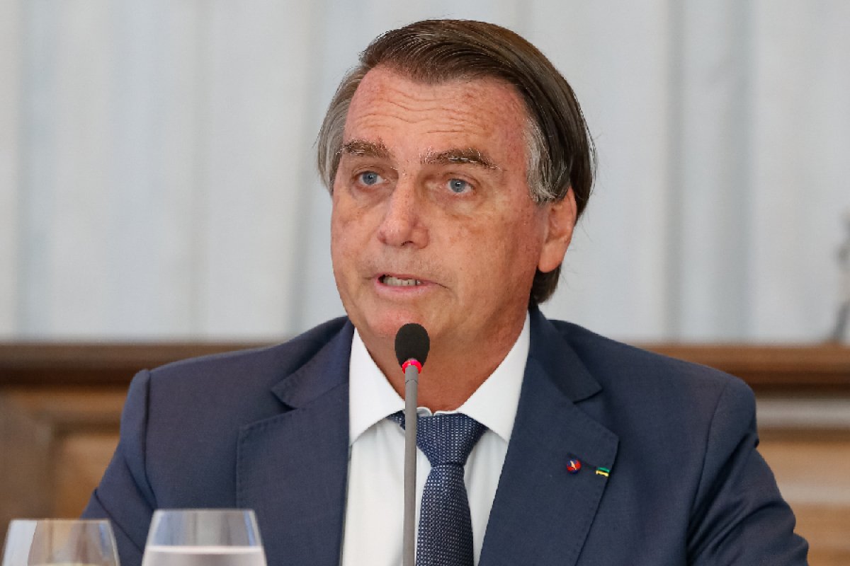 TSE apresenta notícia-crime contra Bolsonaro por divulgação de inquérito sigiloso 