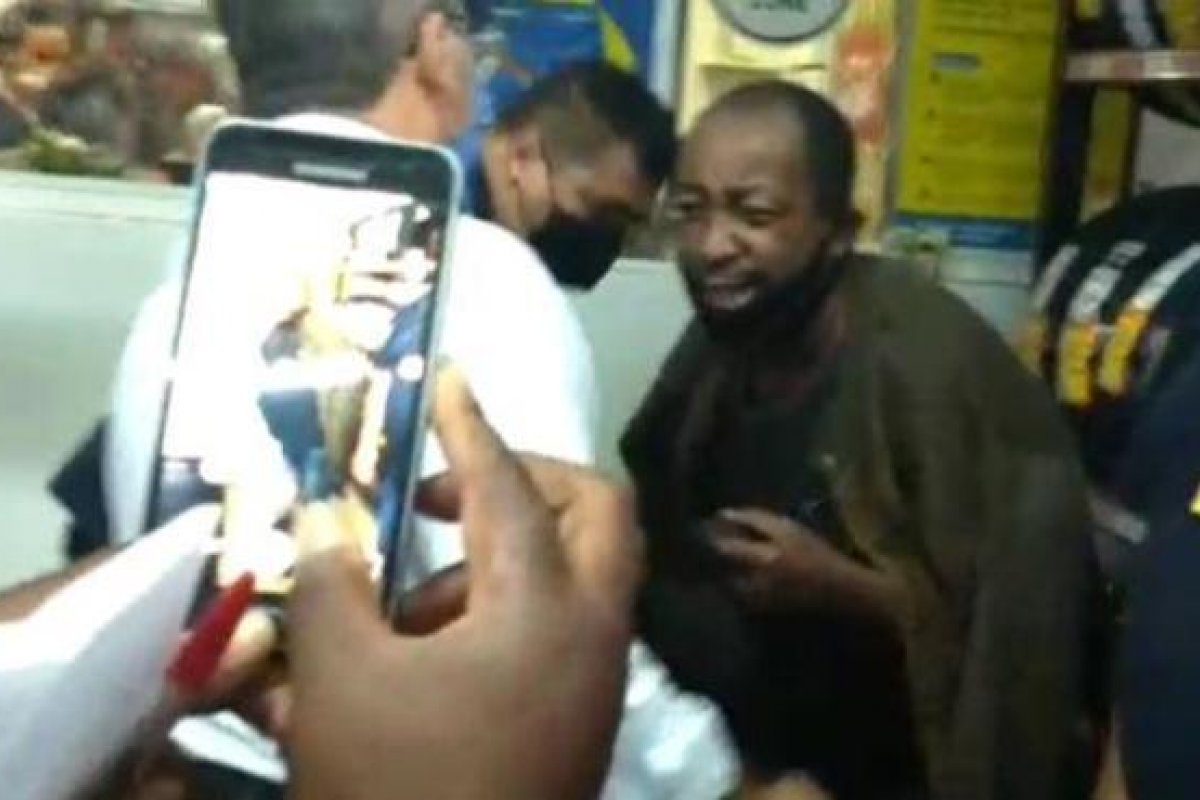 Aposentado é obrigado a tirar a roupa em mercado de São Paulo 